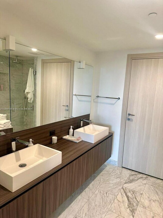 Photo - 1000 Brickell Plaza Unidad 2310