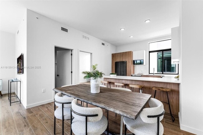 Photo - 515 NE 61st St