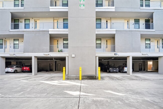 Building Photo - 2401 Crawford St Unit B209