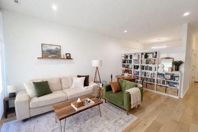 Photo - 4513 N Clark St Unit 304