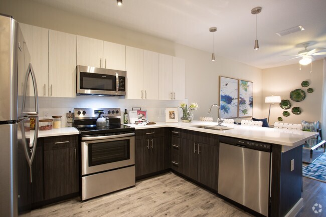 1BR, 1BA - 682 SF -Howell - Kitchen