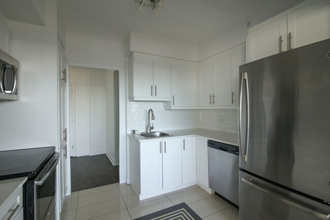 Building Photo - 3555 Chem. de la Côte-des-Neiges Unit 1709