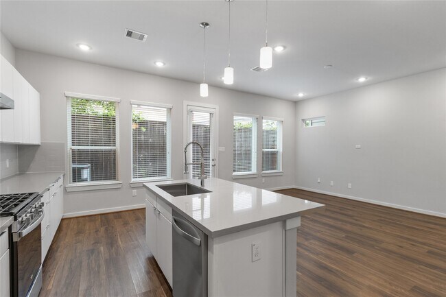 Photo - 608 Thornton Rd