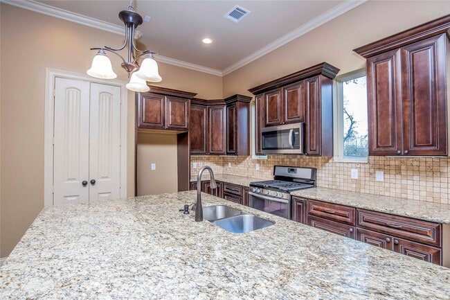 Building Photo - 1516 Amundsen St