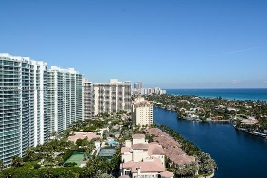 Photo - 19707 Turnberry Way Unidad 27B