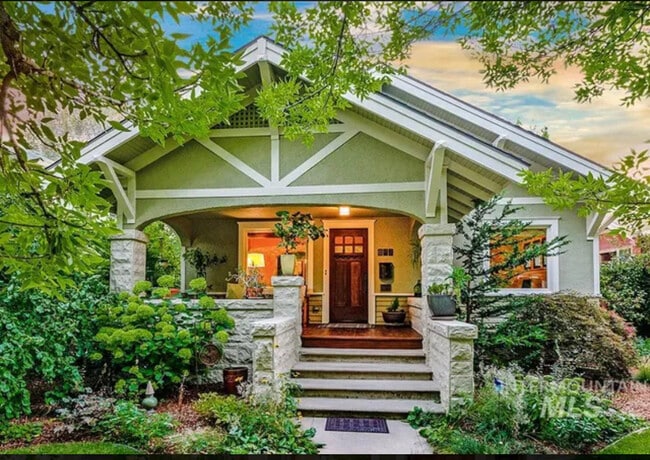 Building Photo - 807 N 17th St Unit Airy North End Craftsman Rental