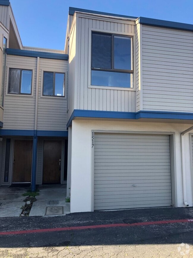 Building Photo - 2Br/2Ba - 1 Car Garage Townhouse in the He...
