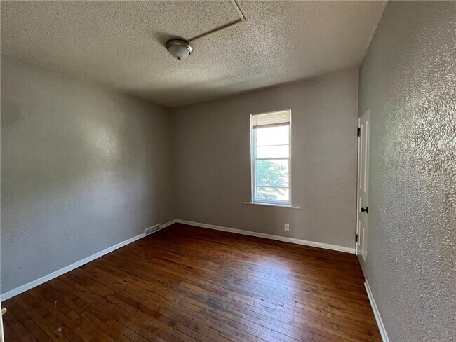 Photo - 691 Conway St