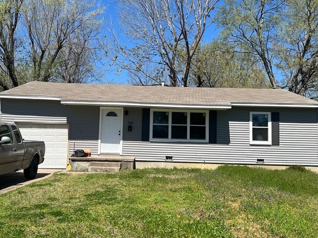 Building Photo - 727 E 33rd St N