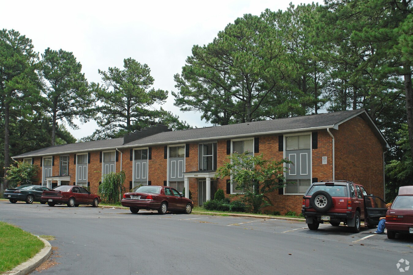 Robin Court - Robin Court Apartments