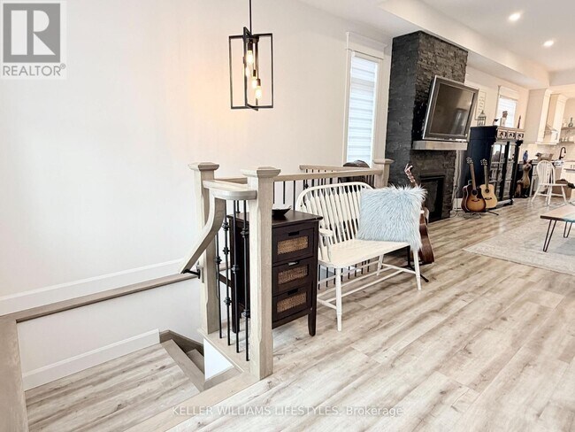 Photo - 159 159 Collins Wy