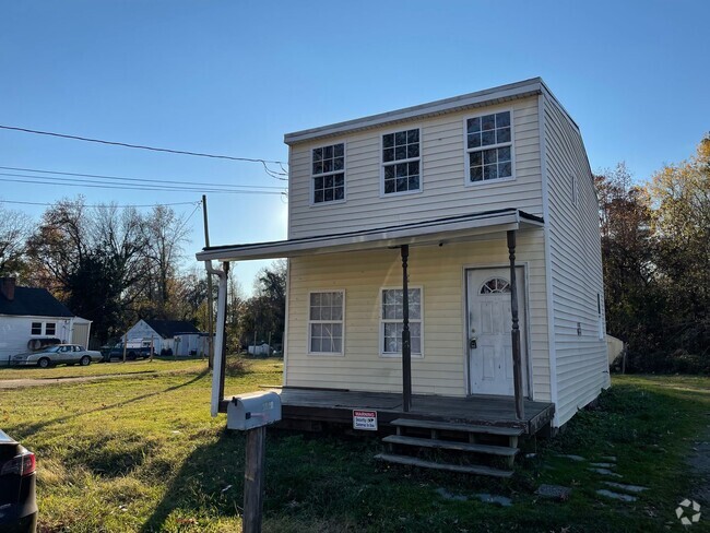 Building Photo - 3 bed house with central hvac, yard, laund...