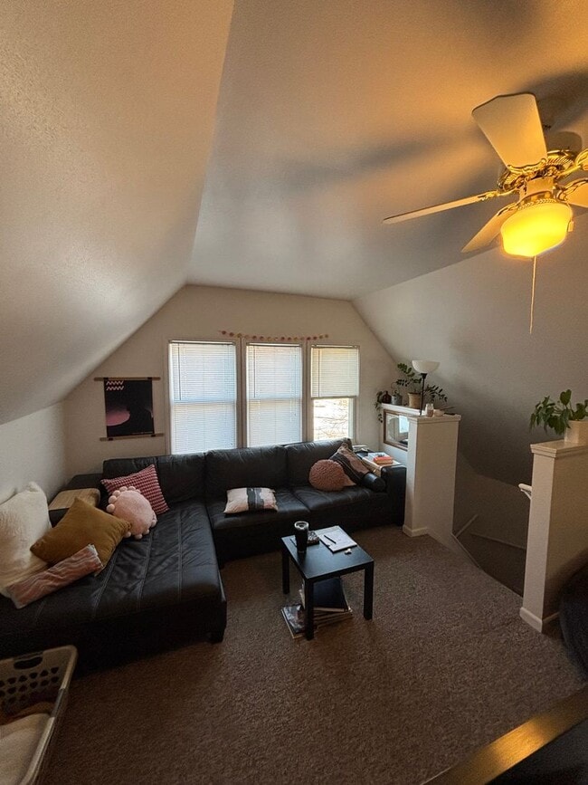 Photo - 122-124 E Lloyd Unit 122 E Lloyd (upper)