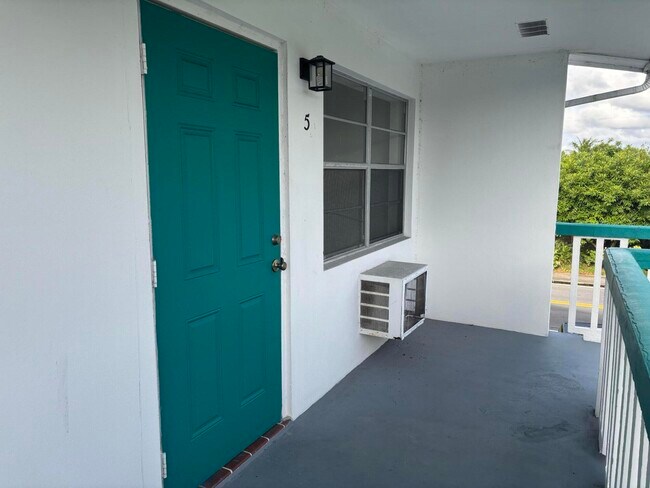 1111 N Federal Hwy Unit 5