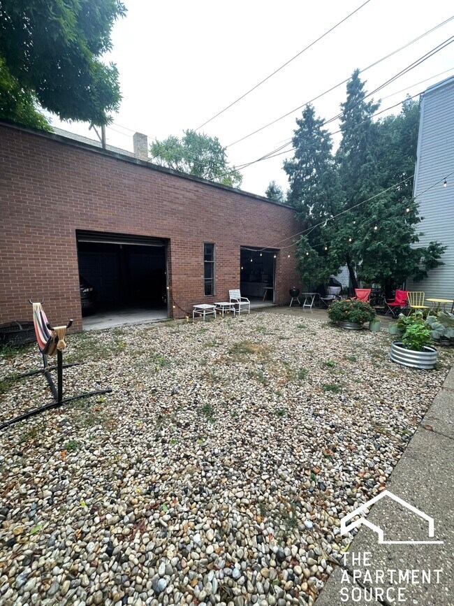 Building Photo - 2647 N Sacramento Ave Unit G