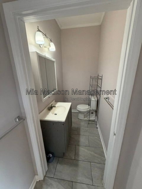 Photo - 305 W 39th St