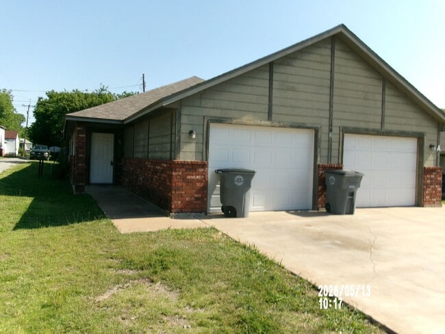 Building Photo - Charming Duplex $450.00 Off the first full Month's rent