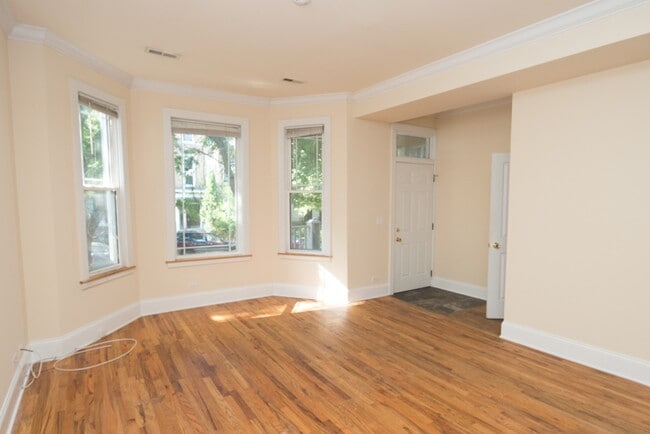 Building Photo - 1324 W Roscoe St Unit J04P