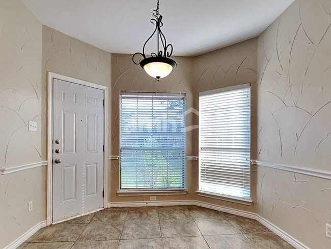 Photo - 404 Roundrock Ln