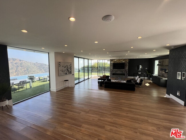 Photo - 2110 Hercules Dr