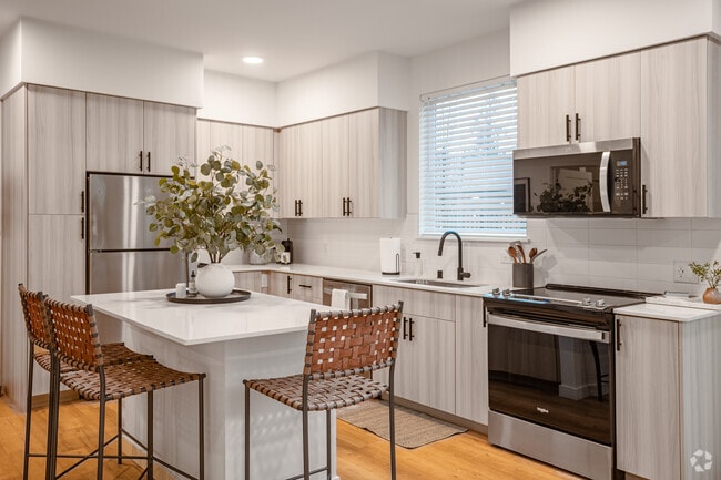 1BR, 1BA - 719SF - Kitchen Angle 1