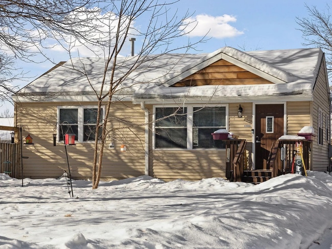 Building Photo - Updated 3 Bed | 1 Bath W/ Private Fenced Y...