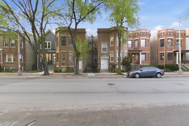 Building Photo - 1444 W Diversey Pky Unit 2