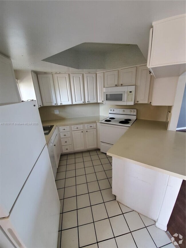 Building Photo - 8353 Lake Dr Unit 506 Rental