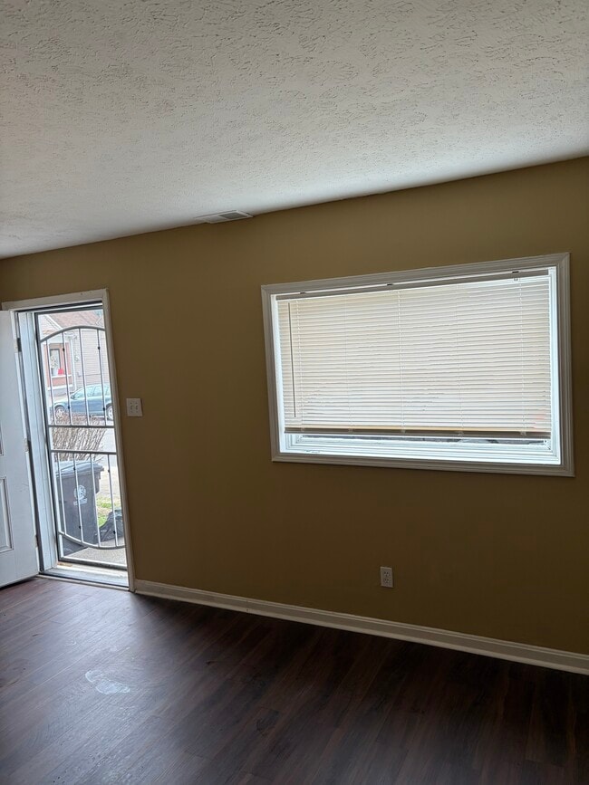 Photo - 855 Humler St