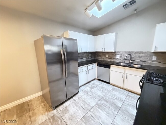 Photo - 1913 Poppy Hill St