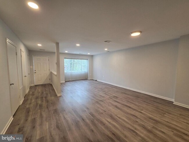 Building Photo - 15040 Cherrywood Dr
