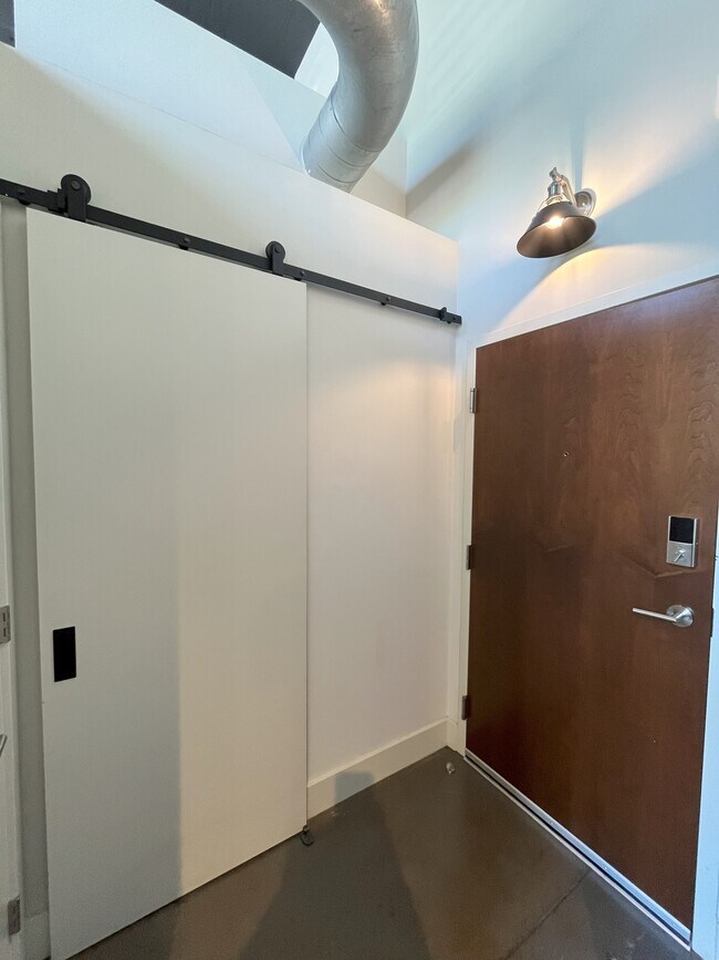 Puerta de entrada y puerta de baño - Virginia Laundry Lofts