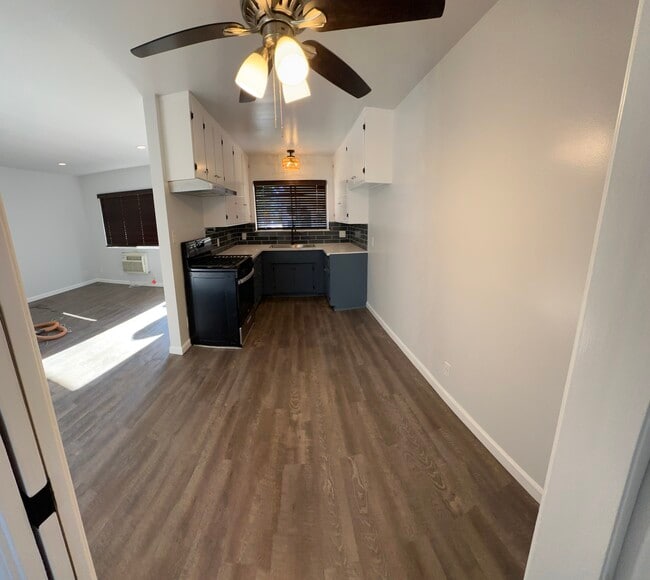 Comedor contiguo a la cocina con ventilador de techo. - 1016 Western Ave Unidad G