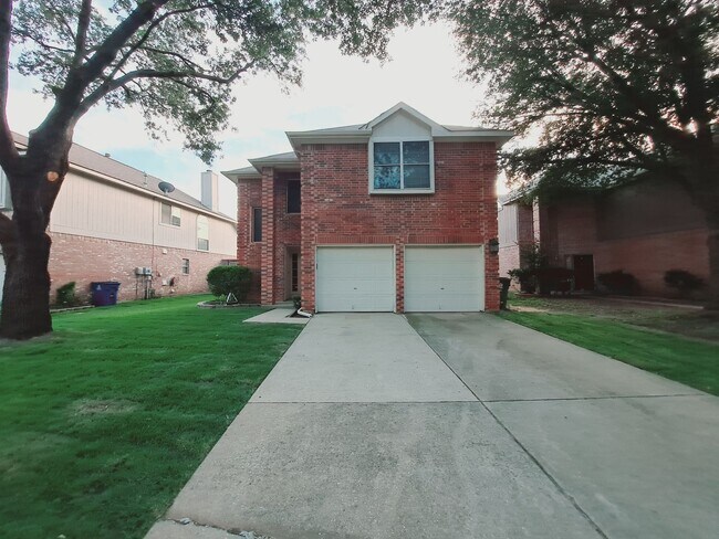 Building Photo - 2 Story 3/2.5/2 with 2 living and 2 dining...