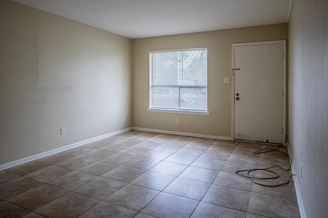 Photo - 706 W 10th St