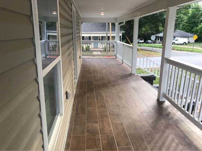 Photo - 1229 Bell St