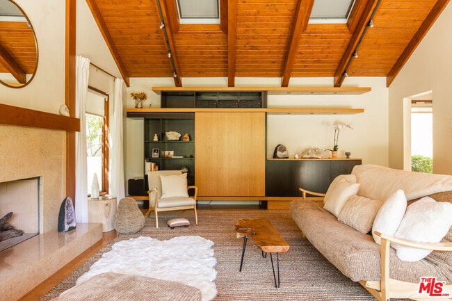 3626 Mandeville Canyon Rd
