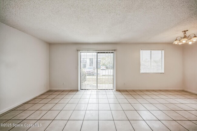 Photo - 441 Mercury Ave SE Unidad 104