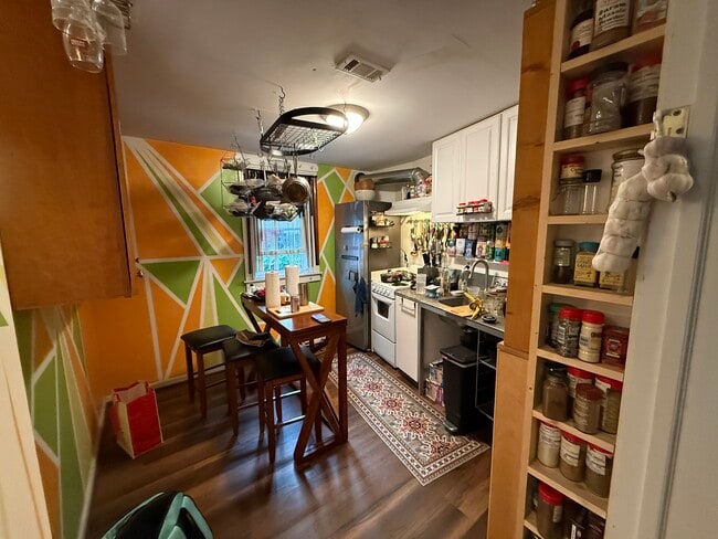 kitchen - 4604 N Park Ave