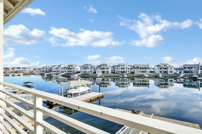 Building Photo - Waterfront Beauty