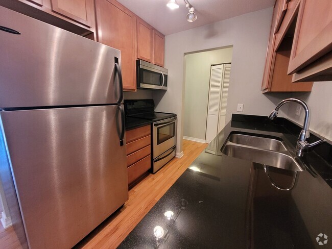 Building Photo - Beautiful 1 Bedroom Condo! All Utilities I... Unit 305