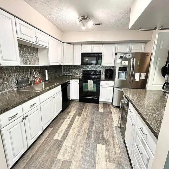 Building Photo - 1304 Cedarwood Dr Unit Apartment C3