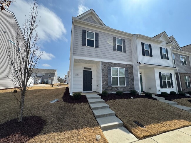 Stylish End-Unit Townhome in Clayton – Ava... - Stylish End-Unit Townhome in Clayton – Ava...