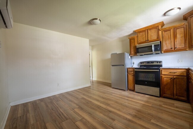 Photo - 220 Armstrong St