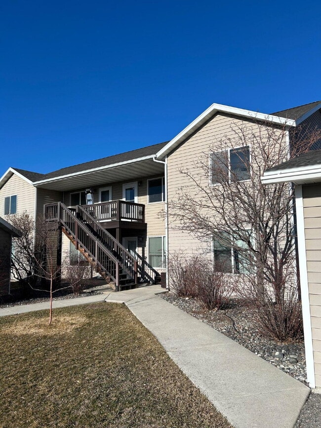 Building Photo - 2 Bed / 1 Bath Upstairs Condo with Garage. Convenient location Unit 4
