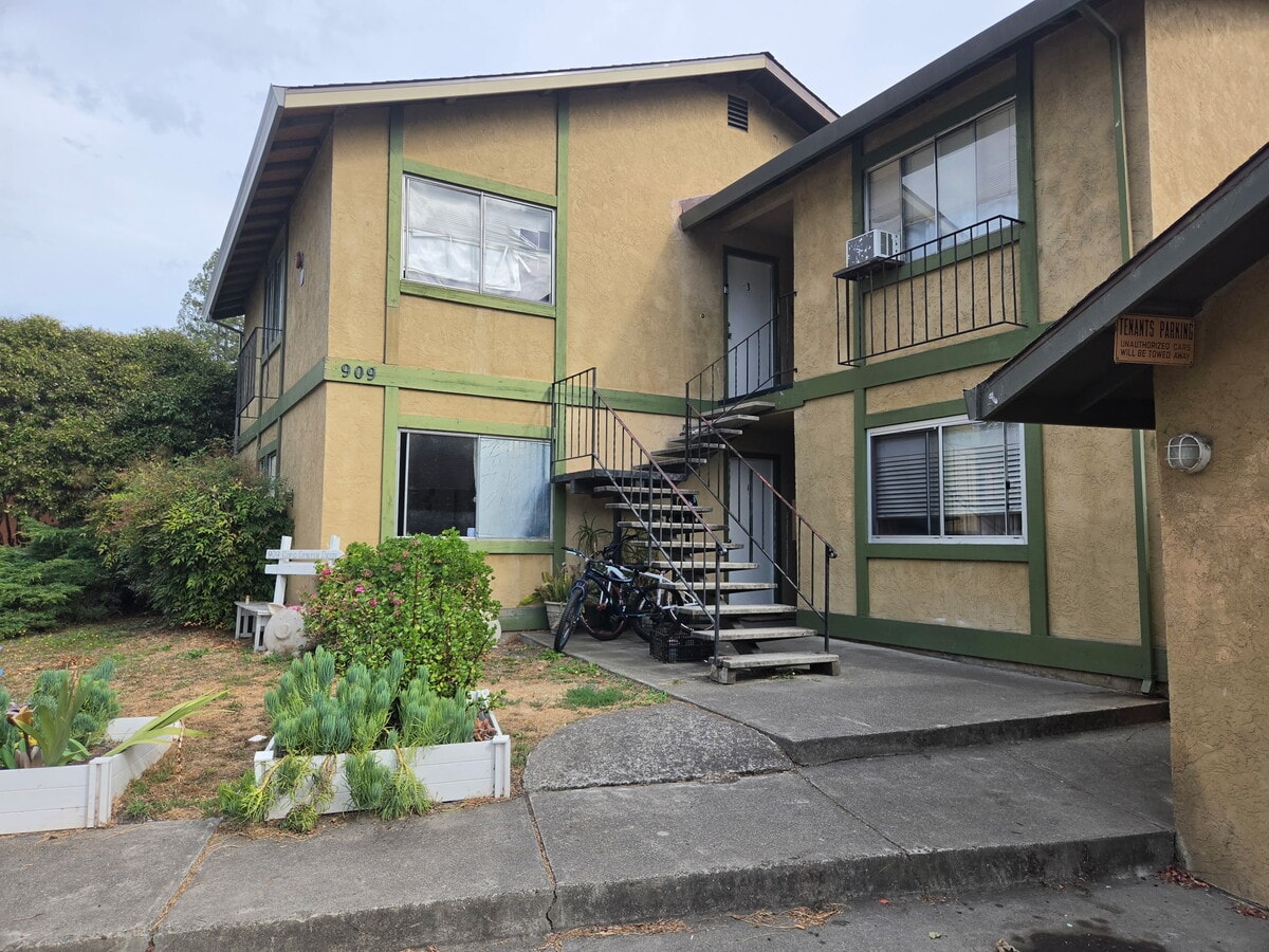 Photo - 909 Civic Center Dr Unit Apt 3