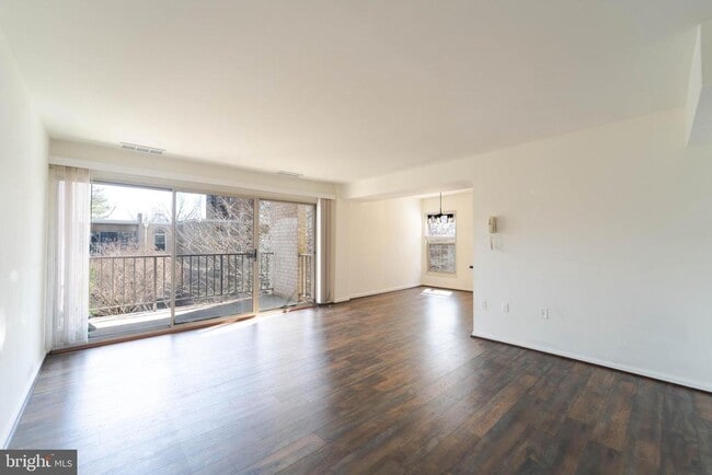 Photo - 37 Canterbury Square Unidad 302