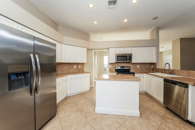 Photo - 984 Lake Breeze Dr