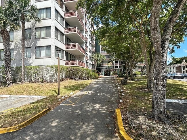 Building Photo - 4222 Inverrary Blvd Unit 4105