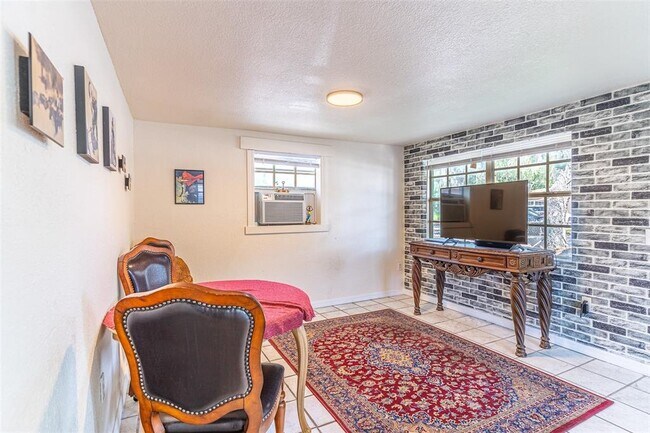 Photo - 225 W Northside Dr